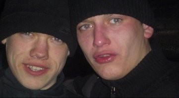 Если это ОООП - то административка и изъятие ствола.
Если это охолощенное - то мелкое хулиганство. 

Однако, сейчас не 90-е и подобное "неподобающее поведение" не пользуется уважением...
Мужик решил в бандоса поиграть и требовал чек за переобув своей чепырки ... 

И тут возникает вопрос, как на это отреагируют реальные пацаны, которые держат этот автосервис? В общем - попал мужик по всем фронтам. 

Как-то так.