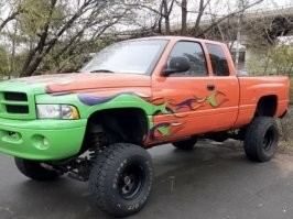 Я люблю внедорожники, но объясните мне, отсталому, в чём прикол, на СТОЛЬКО задирать кузов и оставлять масенькие колёса? Дорожный просвет-то остаётся мелким. Неужели современная мода диктует такую диспропорциональную эстетику?
В такую машину залезть - стремянка нужна, а проходимость, как у стоковой. Это же явно не "Биг-Футы" переобутые для "доехать до стадиона по дорогам общего пользования"? Арки под большую резину не подрезаны. А у первого, вообще литьё и задний мост двускатный, чтоб увеличить грузоподъёмность. Походу они так каждый день ездюют.
Это реально - просто неудобная мода?