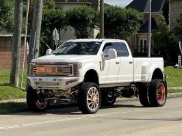 Я люблю внедорожники, но объясните мне, отсталому, в чём прикол, на СТОЛЬКО задирать кузов и оставлять масенькие колёса? Дорожный просвет-то остаётся мелким. Неужели современная мода диктует такую диспропорциональную эстетику?
В такую машину залезть - стремянка нужна, а проходимость, как у стоковой. Это же явно не "Биг-Футы" переобутые для "доехать до стадиона по дорогам общего пользования"? Арки под большую резину не подрезаны. А у первого, вообще литьё и задний мост двускатный, чтоб увеличить грузоподъёмность. Походу они так каждый день ездюют.
Это реально - просто неудобная мода?