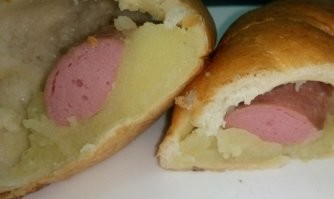 Студентом ехал в поезде на каникулы, ехать сутки, денег как и еды не было, так мелочь на электричку до деревни, на одном перрроне вышел, подошла бабулька - Божий одуванчик, предложила пирожок с сосиской, поезд тронулся я взял чай и вот..... Поел, точнее наелся...