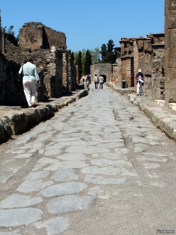 В Помпеях на камнях которыми выложены улочки следы от повозок.
За какой период времени деревянные колеса так прокатают камень?