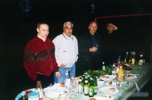 90-е и без "малины"?  Непорядок.  Вот фото воровской сходки.  Вор в законе Аслан Усоян по кличке "дед хасан" (второй слева), и на данный момент реально "дед".