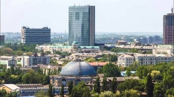 донецк... вот несколько лет воткнули этот стеклянный фуй прям в самом сердце города...