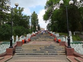 Лестница - каскад фонтанов, в Липецке. Высота 30 метров, длина 150 метров, сколько ступеней не знаю.