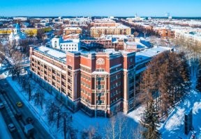 Уралмаш очень уютный мкрн, без высоких построек в большей своей части, уютными парками. Местами запустение конечно, дороги не такие ровные как в центре, но и без суеты центральных улиц.