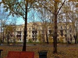 Уралмаш очень уютный мкрн, без высоких построек в большей своей части, уютными парками. Местами запустение конечно, дороги не такие ровные как в центре, но и без суеты центральных улиц.