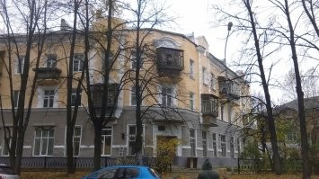 Уралмаш очень уютный мкрн, без высоких построек в большей своей части, уютными парками. Местами запустение конечно, дороги не такие ровные как в центре, но и без суеты центральных улиц.