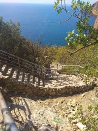 Лестница в Крыму у мыса Фиолент сейчас выглядит вот так:
И ступеней стало меньше.