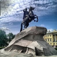 Не согласен! - некорректно.
во многих  статуях постамент является смысловой частью всего скульптурного произведения.
Попробуйте представить портреты президентов без самой горы Рошмор 
Или Медный всадник без Гром-камня.