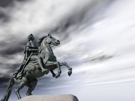 Не согласен! - некорректно.
во многих  статуях постамент является смысловой частью всего скульптурного произведения.
Попробуйте представить портреты президентов без самой горы Рошмор 
Или Медный всадник без Гром-камня.