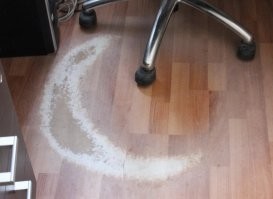 У нас в отделе продаж в одной конторе такой же ламинат был. Чем больше продавал менеджер, тем сильнее он затерт