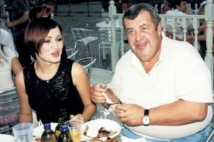 Вот опять. Плевок в сторону неподдельных, нежных и бескорыстных отношений. Да вы просто посмотрите на эту прекрасную пару. Юная, хрупкая, красивая девушка и молодой, подтянутый красавец мужчина. К чему эти кавычки и сарказм. Примеров таких высоких отношений тысячи. Фото ниже.