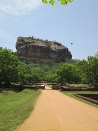 Шри-Ланка. 200метров вверх по лестницам. Правда есть бонус - очень интересные фрески на стенах 18+