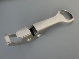 Время?! Это не время, а дурной хозяин, использующий "феноменальные с неизменно великолепным результатом" точилки для ножей. Как на фото или в более современной шкуре. Только они в состоянии так выгрызать металл. Причем за каких-то 3-5 лет. При нормальной (не отличной, а просто при нормальной) первоначальной заточке, адекватном использовании и наличии обычного керамического мусата до такого состояния ножи не дойдут никогда! Стачиваться со временем, конечно, будут. Но режущая кромка будет оставаться прямой до последнего. У моего деда был кухонный нож, который сделали в 1920-1922 году. В 1995-м он был шириной уже меньше сантиметра, но всё равно с ровной режущей кромкой.