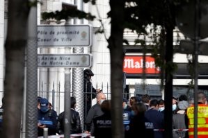 Сегодня во Франции, в центре Ниццы в церкви Нотр-Дам неизвестный с ножом напал на находившихся в церкви прихожан и туристов. Террорист отрезал голову женщине и тяжело ранил нескольких человек, один из которых умер в больнице. Полиция сообщила, что всего убитых трое. Нападавший был ранен при задержании и находится в больнице.

Делайте ставки, какова вероятность того, что задержанный единоверец кадырки ?