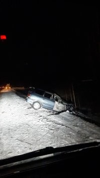 ""Роман Тюняев
Живы. Женщина ударилась ,но наверное ещё и шок. Мужику помогли вылезти,вся морда замята была с его стороны( прямо повезло ноги не зажало) с каргалы УАЗик-скорая шла, забрала сразу женщину мужик сам ходил
14 дек 2019""