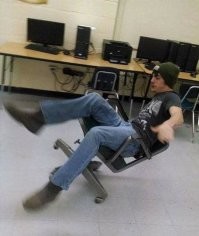 Вот тут мы видим наглядно, для чего на стандартном офисном стуле 5 ножек, а не меньше.