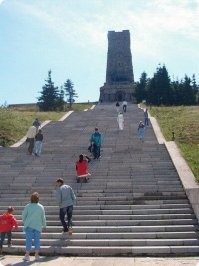 Шипка, Болгария. Лестница невероятно длинная - 894 ступеньки, из которых ~700 ступенек это первая лестница, а остальные – главная лестница, до самого монумента-башни.