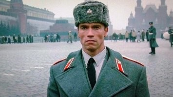 Практически во всех боевиках главные герои носят часы известных брендов. К примеру, Джеймс Бонд «предпочитает» аксессуары марки Омега или Ролекс. Борн носил часы Таг Хоейр и т.д.

А вот в блокбастере "Красный жареный мент" Арни носил вотч трендобренда "Красный пролетарий", продюсированные в ГДР.
