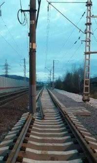 Ну видно же, что это новое полотно, новый гравий, значит идёт реконструкция, просто столбы ещё старые  не убрали