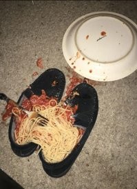 Не только щи лаптем хлебают, для макарон подойдёт туфля.