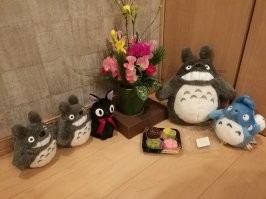 Автору срочно съездить в Японию и зайти в любой магазин по теме. 
Он там увидит такую картину (1 и 2 фото), а потом прийти в гости на новый год к японцам (3 фото).