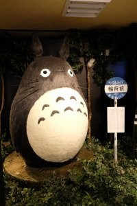 Автору срочно съездить в Японию и зайти в любой магазин по теме. 
Он там увидит такую картину (1 и 2 фото), а потом прийти в гости на новый год к японцам (3 фото).