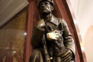 Вот статуя собаки, которую долгие годы гладят люди..