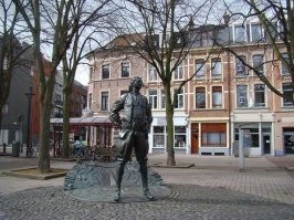 Памятник Пушкину в Бельгии , Памятник Петра в Бельгии . Памятник Пушкину находиться в 3х км от меня . Петру в Антверпене и Лиеже