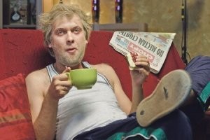 Ух ты. Среди нас криминальный гений. А вокруг одни дебилы, мечтающие отдать своё имущество первому встречному. Служба безопасности? Не, не слышали. Служба компьютерной безопасности в аэропорте? Пф... Нафик надо?!
Я работаю в одной конторе, где мечты сбываются. Если я украду телефон кого-то из инженеров, даже кого-то из руководства, то максимум что я там обнаружу, это фотки кота и семьи и в почте письма от интернет провайдера "предлагаем вам новый тариф". Ни одна серьёзная контора не ведёт коммерческую переписку, как переписку с бабами в вайбере. Если я отправляю письмо в службу, оно минимум 3 степени контроля проходит. Из конторы вообще ничего уйдёт. Безопасность не пропустит.
Поэтому вот эти фразочки: "Можно даже проще сделать. И хрен кто найдет преступников!", это чистый понт, лежащего на диване "Оушена", посыпаного чипсами и с пивом на дне, который вещает: "Пф... Лохи. Я всё это проще могу сделать. Ток щас некогда..."