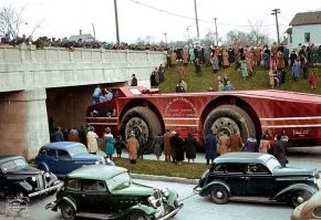 Весил 17-метровый «Снежный крейсер» 34 т, вмещал пять человек и с помощью двух 150-сильных дизель-генераторов мог разогнаться почти до 50 км/ч. Имеющихся на борту запасов топлива должно было хватить более чем на 8 тыс. км. Создали этого многообещающего гиганта в 1939 году в Технологическом институте Иллинойса для очередной экспедиции Ричарда Бэрда в Антарктиду. Стоимость проекта составила 300 тысяч долларов. По замыслу исследователей, «Крейсер» должен был объехать почти всю береговую линию шестого материка и дважды побывать на Южном полюсе. Но с самого начала предприятия все пошло вкривь и вкось. Попав на глубокий снег, тяжелый вездеход тут же увяз. Только после того как экипаж присоединил к передним колесам запасные, а на задние надел цепи, машина смогла двигаться   причем задним ходом быстрее и увереннее. Таким образом за две недели удалось проехать лишь 148 км. Двигатели, несмотря на лютый холод, перегревались. В итоге корабль остановили и несколько месяцев, пока не прекратилось финансирование, использовали в роли стационарной полярной станции. Последний раз замерзший в Антарктиде «Крейсер» видели в 1958 году.