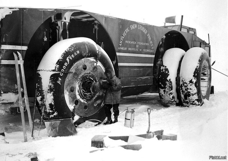 Весил 17-метровый «Снежный крейсер» 34 т, вмещал пять человек и с помощью двух 150-сильных дизель-генераторов мог разогнаться почти до 50 км/ч. Имеющихся на борту запасов топлива должно было хватить более чем на 8 тыс. км. Создали этого многообещающего гиганта в 1939 году в Технологическом институте Иллинойса для очередной экспедиции Ричарда Бэрда в Антарктиду. Стоимость проекта составила 300 тысяч долларов. По замыслу исследователей, «Крейсер» должен был объехать почти всю береговую линию шестого материка и дважды побывать на Южном полюсе. Но с самого начала предприятия все пошло вкривь и вкось. Попав на глубокий снег, тяжелый вездеход тут же увяз. Только после того как экипаж присоединил к передним колесам запасные, а на задние надел цепи, машина смогла двигаться   причем задним ходом быстрее и увереннее. Таким образом за две недели удалось проехать лишь 148 км. Двигатели, несмотря на лютый холод, перегревались. В итоге корабль остановили и несколько месяцев, пока не прекратилось финансирование, использовали в роли стационарной полярной станции. Последний раз замерзший в Антарктиде «Крейсер» видели в 1958 году.