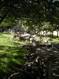 Вот такой садик обнаружила года 4 тому назад в Питере. Как пройти - не знаю. Просто гуляла. Шла от Русского музея.