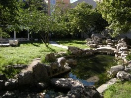 Вот такой садик обнаружила года 4 тому назад в Питере. Как пройти - не знаю. Просто гуляла. Шла от Русского музея.