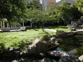 Вот такой садик обнаружила года 4 тому назад в Питере. Как пройти - не знаю. Просто гуляла. Шла от Русского музея.