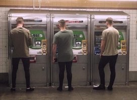 «Трое из ларца»
Судя по прическам и цвету футболок, где то рядом военное училище или база.