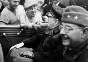 Просто француз дает прикурить англичанину.
Франция, Шербур, 1944 год.