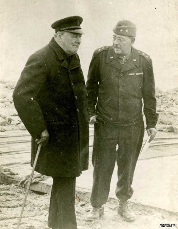 Черчилль в бушлате, после инспекции порта Cherbourg-Octeville с американским генералом Cecil R. Moore. Черчиллю под 70 и проблемы с ногами, от того и одеяло.
Французский докер в майке потому что июль.