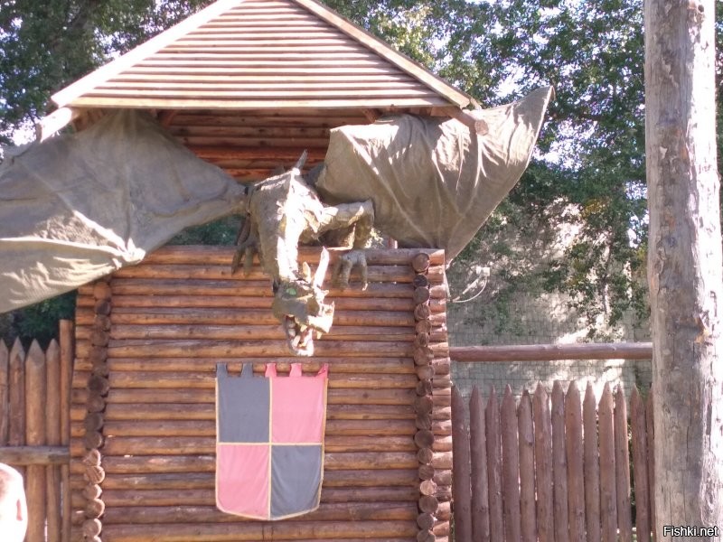 Рыцарский замок, там сидят хитрый гончар и оружейник