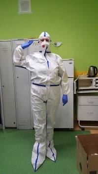 Уж сколько было этих репортажей из ковидариев... плохо там, но работать можно. Больше всего, кстати, достают именно две пары перчаток, а вовсе не респиратор и не очки. Наша больница весну-лето работала как ковидарий, как жаркий день, так хоть застрелись. Потеть в костюме ещё ничего, благо, хэбэшка казенная, каждый раз свежая, и менять можно в перерыве, душ приняв. Респиратор особых неудобств не доставлял, следы остаются, но до незаживающих ран, как у тех, кто любит давать интервью, не дошло ни у одного из наших. А вот перчатки - труба, в двух парах нечеловечески неуютно, учитывая количество часов, в них проводимых. А так-то ничего, человек удивительная скотина, ко всему может привыкнуть. Мы, например, приловчились кемарить в свободные часы, прямо при свете, без подушек, в полном СИЗе, и ничего, никто не задохнулся (я один раз чуть не угорела, правда, когда ночью на +27 кондей кто-то врубил, вот это был номер). Если давали спать, так даже на перерыв не ходили, и никаких туалетов не требовалось. Зато счастье от оконченной смены не передать словами, в обычном режиме такое не испытать. Ну и денежкой побаловали.
На фото я)))