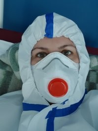 Уж сколько было этих репортажей из ковидариев... плохо там, но работать можно. Больше всего, кстати, достают именно две пары перчаток, а вовсе не респиратор и не очки. Наша больница весну-лето работала как ковидарий, как жаркий день, так хоть застрелись. Потеть в костюме ещё ничего, благо, хэбэшка казенная, каждый раз свежая, и менять можно в перерыве, душ приняв. Респиратор особых неудобств не доставлял, следы остаются, но до незаживающих ран, как у тех, кто любит давать интервью, не дошло ни у одного из наших. А вот перчатки - труба, в двух парах нечеловечески неуютно, учитывая количество часов, в них проводимых. А так-то ничего, человек удивительная скотина, ко всему может привыкнуть. Мы, например, приловчились кемарить в свободные часы, прямо при свете, без подушек, в полном СИЗе, и ничего, никто не задохнулся (я один раз чуть не угорела, правда, когда ночью на +27 кондей кто-то врубил, вот это был номер). Если давали спать, так даже на перерыв не ходили, и никаких туалетов не требовалось. Зато счастье от оконченной смены не передать словами, в обычном режиме такое не испытать. Ну и денежкой побаловали.
На фото я)))