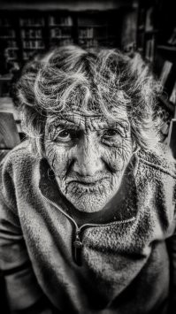 на телефоне ещё легче- снапсеед. а вообще порпобуйте фотоматикс. одно фото из сессии покрутили а потом все одним батчем . у меня прогулка менее 4гб не выходит))) вот просто плохой  телефон тестировал