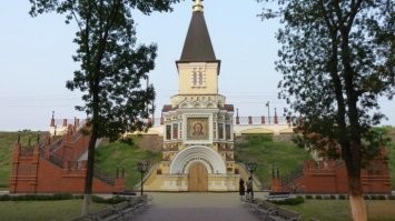 Значит спутал, я том месте в детстве часто на дачу проезжал.

Сначала там была разрушенная часовня, потом ее привели в порядок.