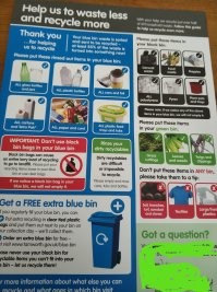 Женщина дважды нырнула в мусорный контейнер, когда пыталась успеть к мусоровозу