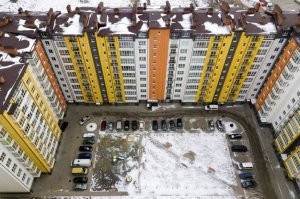 Если бы это были обычные девятиэтажки, то выглядело бы это примерно так. На фото не хватает четвёртой "стороны", но, думаю, смысл понятен - "обычные" девятиэтажки ни разу не круглые.
Панели для постройки действительно использовались стандартные, но сам проект оригинальный.