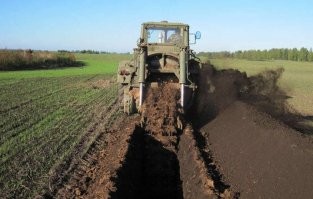 Возможно, это прикол, а возможно, что записывал дуболом.
Трактористы в ВС востребованные ребята.
"Вот, например, "полковая землеройная машина" ПЗМ-2 на базе колесного трактора Т-150К, которая выпускается с 1968 года."