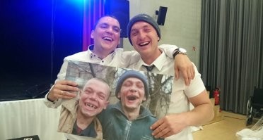 фото беззубой улыбки позволяет заработать на зубы)