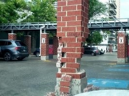 Афтар! Половина фотошопки или ничего общего с рукожопством.

К примеру явно металлические конструкции обложили декоративным кирпичом. Кто-то въехал