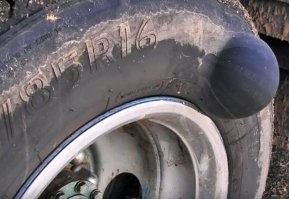 Я в детстве, лет 7 было, вот в такой "пузырь" иголку от значка загнал. Как жив остался не понятно, отбросило метров на 6.