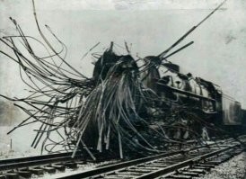Паровоз , это Вам не дизель,  сложная и опасная машина, требует ответственного отношения.
Вот взорвался котёл у паровоза.
